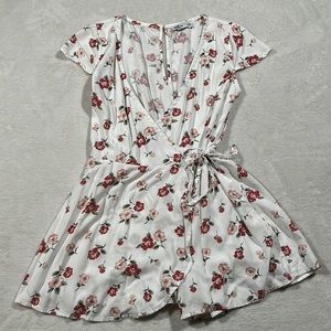 Hollister faux wrap floral romper. Size Xsmall